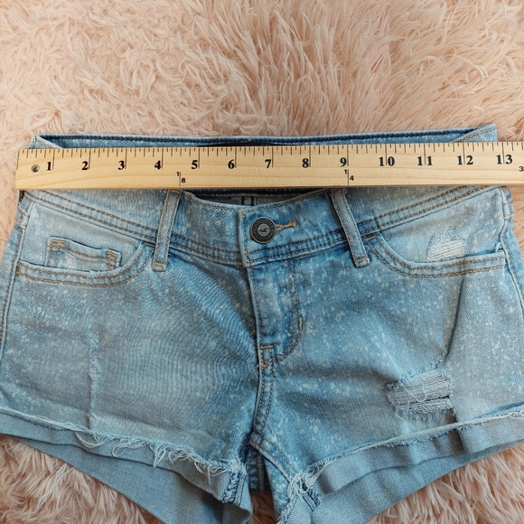 Hollister Low Rise Distressed Jean Short - Size 00 w23 - white spots print - Picture 7 of 10